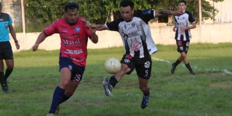 EN ACCIÓN. Galeano y Atlético Posadas jugaron ayer en el Tajamar.