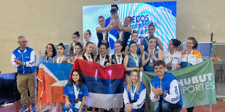 EN LO MÁS ALTO. Las gimnastas misioneras, con la medalla de oro y la copa.