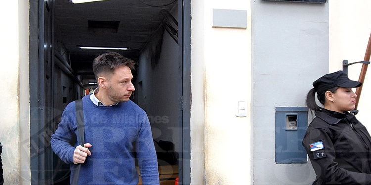 FISCAL GLINKA. El representante de la acusación se retira de la breve audiencia del miércoles en que se decidió recortar los testimonios.