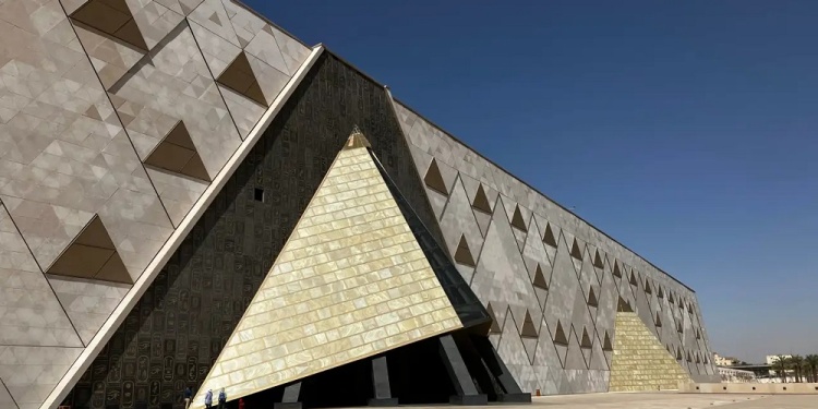 La fachada del Gran Museo de Egipto mide 1 kilómetro de largo y contiene claras referencias a la arquitectura de Giza