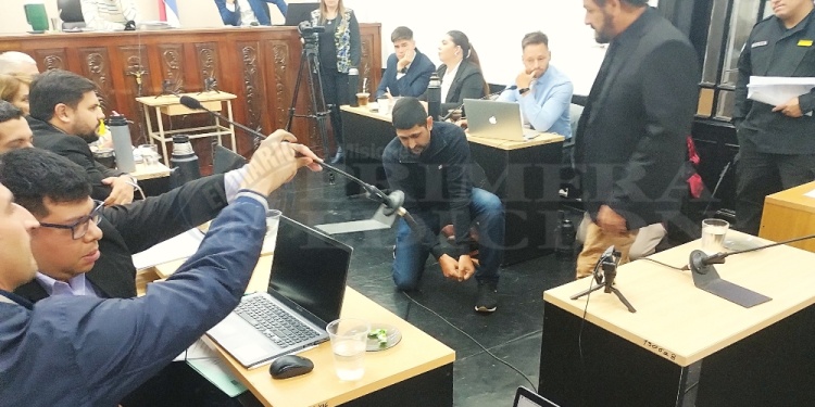 RODILLA EN EL HOMBRO DERECHO. Carlos Zidorak, uno de los seis imputados, mostró la maniobra que utilizó para esposar a Guirula.