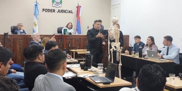CLARIDAD DIDÁCTICA. El médico forense Wolhwein frente al esqueleto marcó cada punto de las lesiones halladas en Guirula, principalmente en el pecho y cabeza.