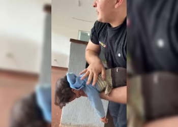 Policías salvan la vida a un bebé que ya no respiraba