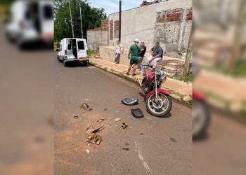 Motocilista chocó contra un vehículo estacionado