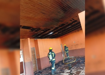 Un edificio abandonado se incendió en Jardín América y fue controlado por bomberos