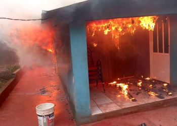 Un celular enchufado, la principal hipótesis del incendio de una vivienda en Campo Viera