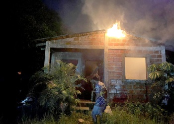 Incendio en una vivienda en construcción movilizó a la Policía y a Bomberos en Posadas