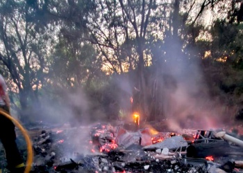 Incendio arrasa dos viviendas en Colonia Tacuara: bomberos evitan que el fuego alcance una tercera