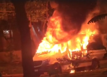 El fuego consumió por completo una camioneta Sprinter en Posadas