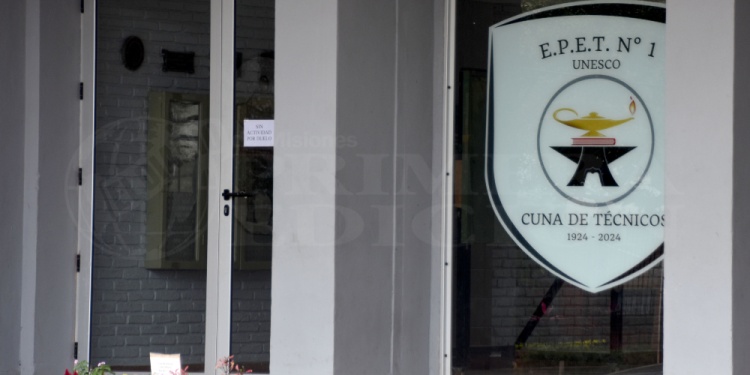 ASUETO. Ayer, los alumnos fueron a la escuela pero la dirección de la EPET 1 dispuso asueto tras darse a conocer la triste noticia.