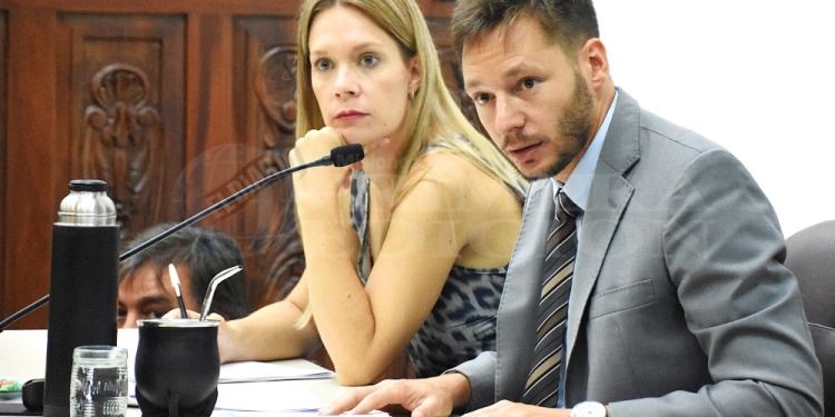 EN DEBATE 2023. Carla Alejandra Freitag junto al fiscal Vladrimir Glinka, es integrante el equipo de secretarios del TP-2 desde 2020.