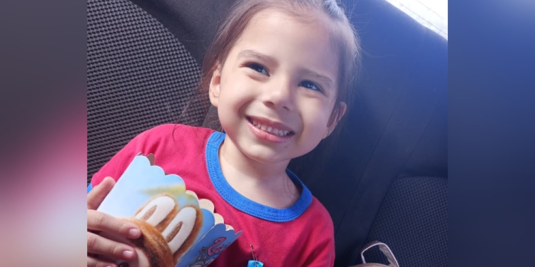 CON ESPERANZA. Pese a todo, Ludmila sigue sonriendo.