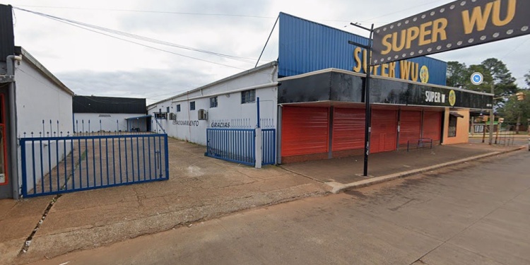DESVÍO. En el estacionamiento de este local el denunciante observó el 30 de diciembre de 2023 cuando bajaban la mercadería.