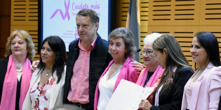 ABANDERADAS DE LA CONCIENTIZACIÓN Y PREVENCIÓN. Benmaor junto a las mujeres referentes de la lucha.