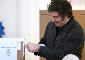 Legislativas 2025: Milei votó en Almagro, esperó su turno y se retiró sin hacer declaraciones