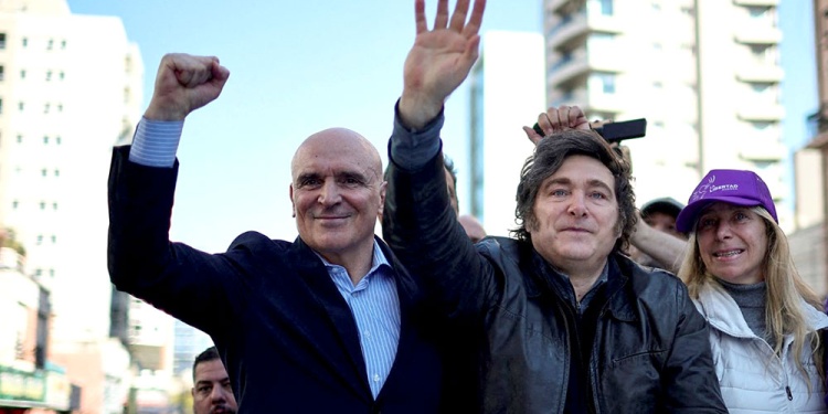 EN BAJA. Las presuntas coimas, seguidas del narcofinanciamiento y la economía que no repunta, erosionan al Gobierno.