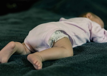 Alerta por suba de casos de muerte súbita en bebés asociados al colecho: consejos claves