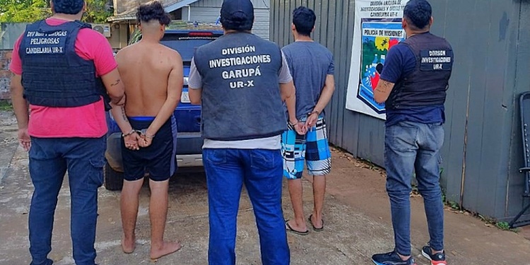 LA CAMIONETA Y LOS SOSPECHOSOS. Fue ayer en el barrio Santa Clara III.