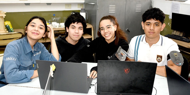 PURO TALENTO. Jokebed, Leonardo, Karen y Sebastián, el equipo de Paraná Resá.