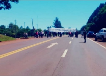 Vecinos de Colonia Mado cortaron la ruta 12 por falta de servicios y tierras