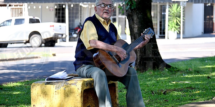 SU PASIÓN. Hacer música es algo que Ramón extraña porque su guitarra tiene casi 80 años y ya está obsoleta.