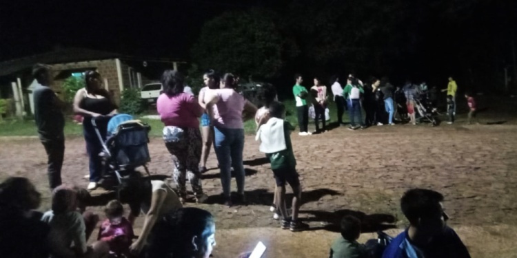 RECLAMO. Anoche, familiares del menor reclamaron frente a la comisaría local y al hospital de Santa Ana.