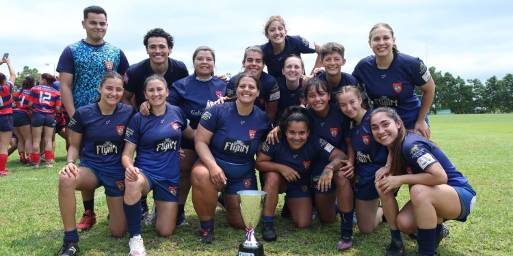 LA COPA A VILLA CABELLO. Las jugadoras de CAPRI con el trofeo de Plata que ganaron en el torneo de Asunción.