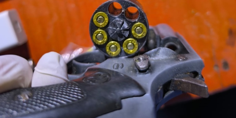 ARMA INCAUTADA. El revólver calibre 32 que estaba en poder de los detenidos.