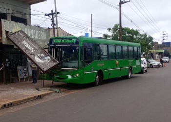 En Posadas, un colectivo perdió el control y terminó chocando contra un cartel comercial