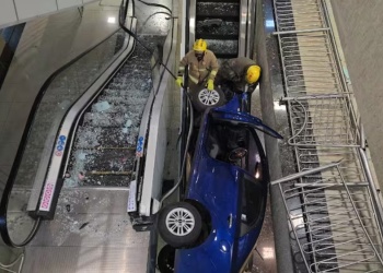 Perdió el control del auto y terminó en las escaleras mecánicas de un shopping