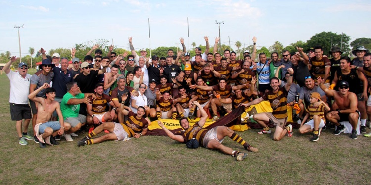EL FESTEJO DE LA HORMIGA. Todo Tacurú festeja la obtención del Regional B. Ahora, irá por el ansiado ascenso(Foto:  Gentileza Tiempo de Rugby)