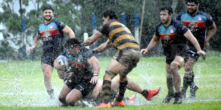 AL TRY. Giuseppe Ceccarini se apresta a apoyar el primero, mientras el “Tucu” Fernández ya lo festeja sonriendo.