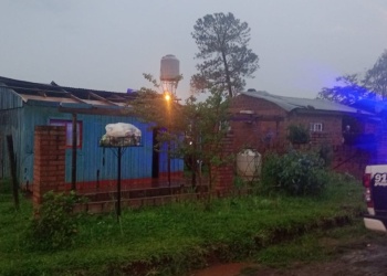 El temporal provocó voladuras de techos y caída de árboles y postes