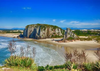 Cuál es la la playa de Brasil más cerca de Misiones: mar esmeralda y acantilados