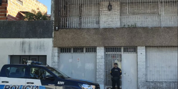 BARRIO MARTÍN. La vivienda allanada ayer y que permitió salvar de mayores sometimientos a la víctima de 36 años.