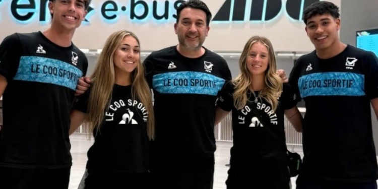 LISTOS. Las duplas argentinas y su entrenador Fernando Siri, rumbo a México.