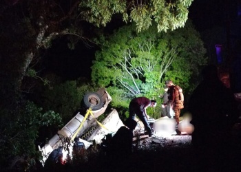 Tragedia en Pozo Azul: un camión volcó en la ruta 17 y murió el conductor