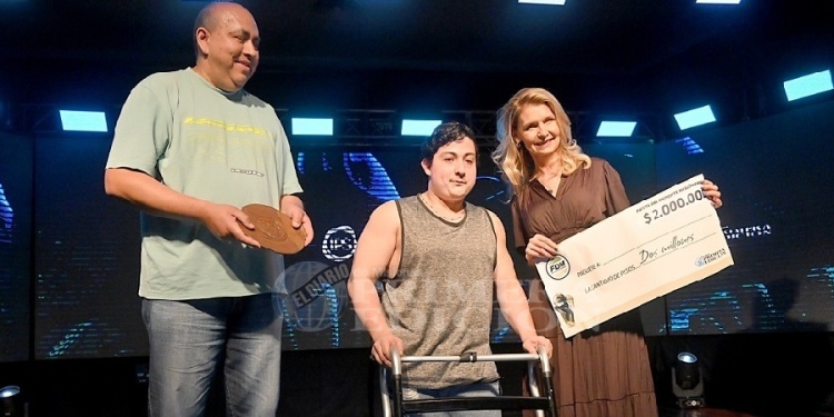 CON LA BECA. El entrenador Carlos Castro junto a Maxi Antúnez, el capitán, y la directora del diario, Marlene Wipplinger.