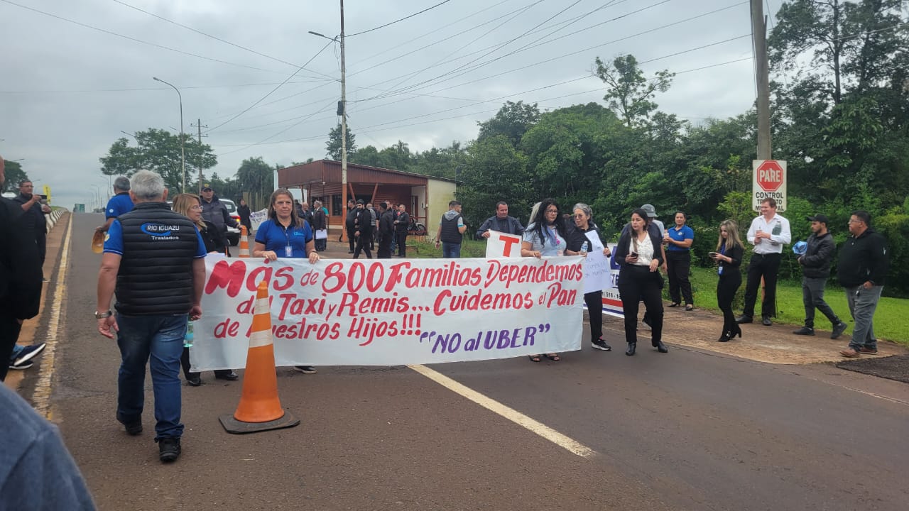 Taxistas de la Triple Frontera volvieron a marchar en Iguazú contra Uber