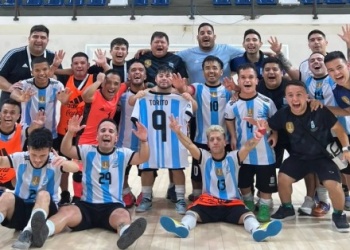 Tras el escándalo en 2023, la Selección Argentina de Talla Baja vuelve a una final con Paraguay