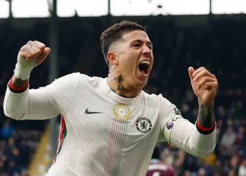 Enzo Fernández anotó en el triunfo del Chelsea, que venció 2-0 al Burnley y quedó como escolta