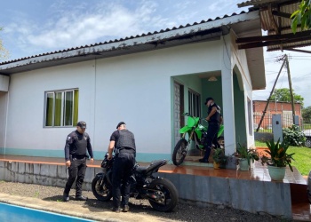 Circulaba sin casco y a toda velocidad: allanaron su casa y le secuestraron dos motos