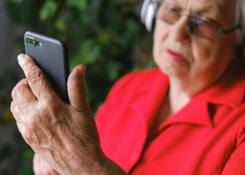 Adultos mayores: 88% usa celular, pero un 39% no accede a internet por no saber cómo