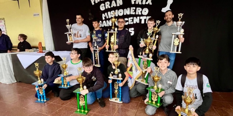 GANADORES DE LA TEMPORADA. Los campeones del 2025 celebraron con sus trofeos tras la consagración.