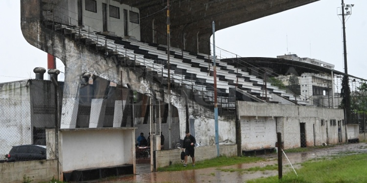 ASÍ, IMPOSIBLE. En Atlético Posadas no se pudo jugar en Primera por la lluvia.
