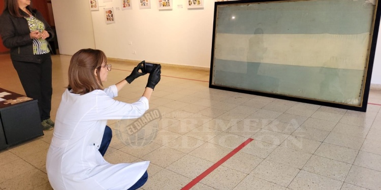 TESORO. Esta bandera participó del acto fundacional de Oberá, portada en un asta de tacuara por Adri Elizabeth Wickström.  Gentileza C. Olivera Schuster
