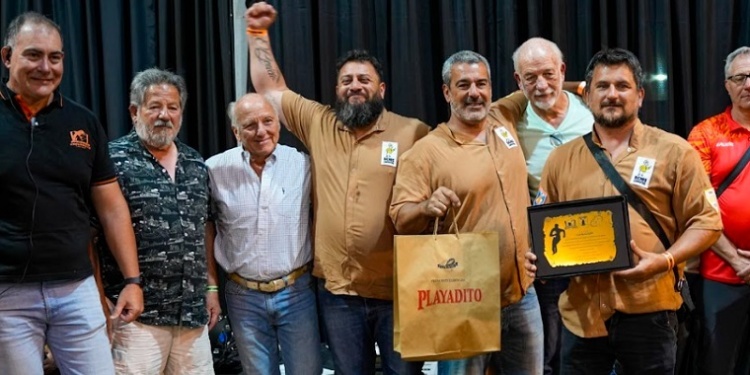 PARA EL SUR. Bicho Canasto de Neuquén con la plaqueta de campeón del NAVE 55 disputado en Misiones.