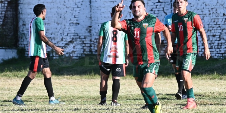 DESDE LOS DOCE PASOS. Enzo Zárate (11) celebra tras convertir de penal.