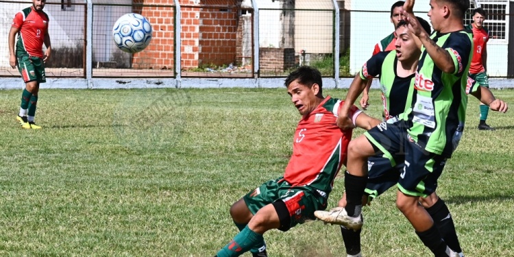 PAREJO. En el estadio Salvador Nosiglia, El Brete arrancó en ventaja, pero el local reaccionó y repartieron puntos.