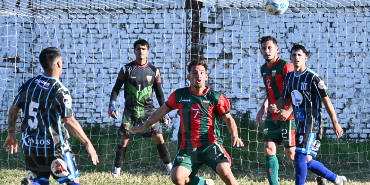LA MIRADA EN LA PELOTA. Claudio Ríos (7) busca interceptar, pero de cerca lo sigue Mario Torres (5) de Nacional.
